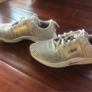 White Nike air renew sneakers